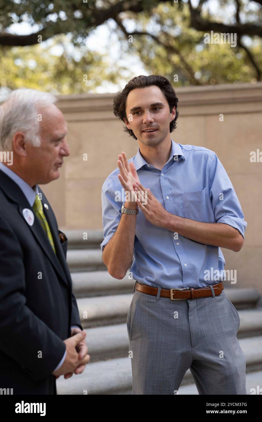 Austin, Texas, États-Unis. 22 octobre 2024. Le défenseur de la sécurité des armes à feu DAVID HOGG parle aux étudiants du West Mall de l'Université du Texas à Austin le 22 octobre 2024 lors d'une apparition avec le maire Kirk Watson. Hogg, 24 ans, fondateur de March for Our Lives, était un étudiant de dix-sept ans à la Marjory Stoneman Douglas High School à Parkland, en Floride, quand un homme armé a tué 17 de ses camarades de classe le 14 février 2018. (Crédit image : © Bob Daemmrich/ZUMA Press Wire) USAGE ÉDITORIAL SEULEMENT! Non destiné à UN USAGE commercial ! Banque D'Images