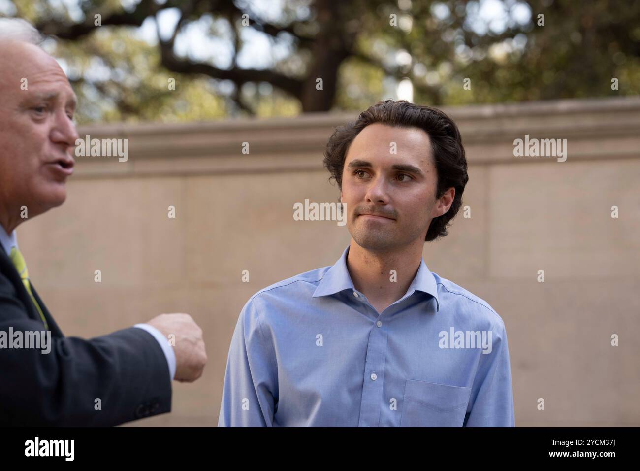 Austin, Texas, États-Unis. 22 octobre 2024. Le défenseur de la sécurité des armes à feu DAVID HOGG parle aux étudiants du West Mall de l'Université du Texas à Austin le 22 octobre 2024 lors d'une apparition avec le maire Kirk Watson. Hogg, 24 ans, fondateur de March for Our Lives, était un étudiant de dix-sept ans à la Marjory Stoneman Douglas High School à Parkland, en Floride, quand un homme armé a tué 17 de ses camarades de classe le 14 février 2018. (Crédit image : © Bob Daemmrich/ZUMA Press Wire) USAGE ÉDITORIAL SEULEMENT! Non destiné à UN USAGE commercial ! Banque D'Images