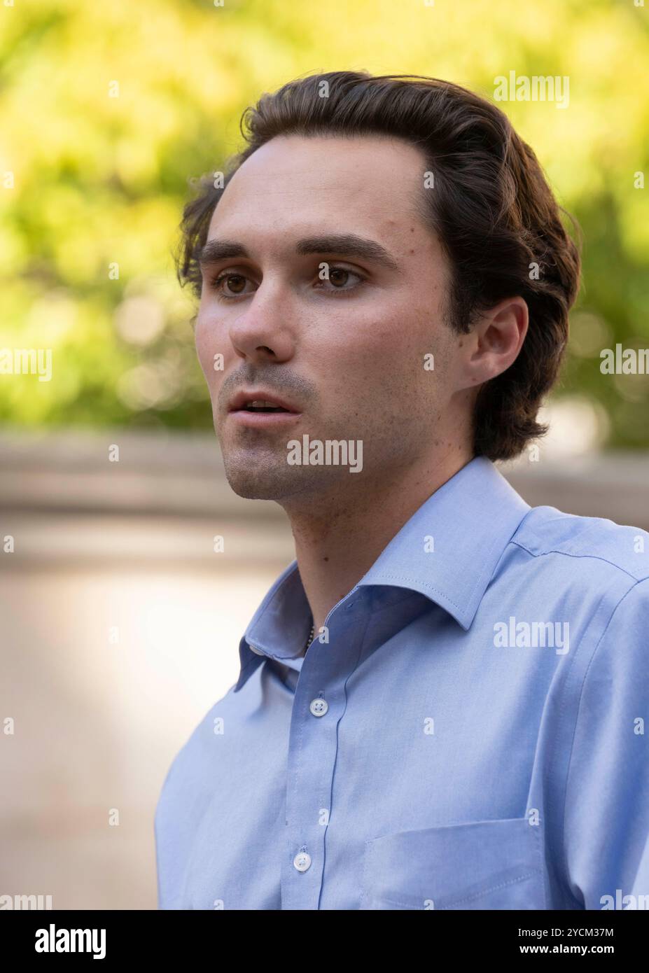 Austin, Texas, États-Unis. 22 octobre 2024. Le défenseur de la sécurité des armes à feu DAVID HOGG parle aux étudiants du West Mall de l'Université du Texas à Austin le 22 octobre 2024 lors d'une apparition avec le maire Kirk Watson. Hogg, 24 ans, fondateur de March for Our Lives, était un étudiant de dix-sept ans à la Marjory Stoneman Douglas High School à Parkland, en Floride, quand un homme armé a tué 17 de ses camarades de classe le 14 février 2018. (Crédit image : © Bob Daemmrich/ZUMA Press Wire) USAGE ÉDITORIAL SEULEMENT! Non destiné à UN USAGE commercial ! Banque D'Images