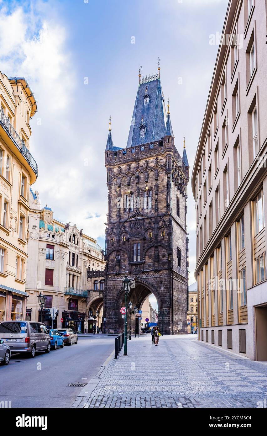 La Tour de la poudre ou porte de la poudre est une tour gothique située à Prague, en République tchèque. C'est l'une des portes originales de la ville. Il sépare la vieille ville du Banque D'Images