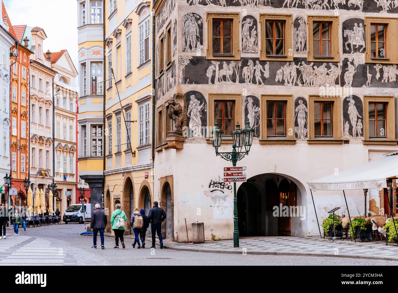 La maison à la minute est un exemple typique de l'architecture de maison de ville de la Renaissance tchèque. La façade, décorée de sgraffito, représente des scènes dessinées f Banque D'Images