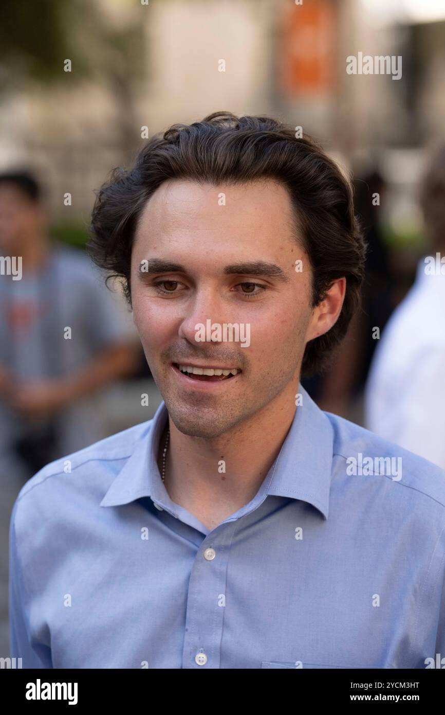 Austin, Texas, États-Unis. 22 octobre 2024. Le défenseur de la sécurité des armes à feu DAVID HOGG parle aux étudiants du West Mall de l'Université du Texas à Austin le 22 octobre 2024 lors d'une apparition avec le maire Kirk Watson. Hogg, 24 ans, fondateur de March for Our Lives, était un étudiant de dix-sept ans à la Marjory Stoneman Douglas High School à Parkland, en Floride, quand un homme armé a tué 17 de ses camarades de classe le 14 février 2018. (Crédit image : © Bob Daemmrich/ZUMA Press Wire) USAGE ÉDITORIAL SEULEMENT! Non destiné à UN USAGE commercial ! Banque D'Images