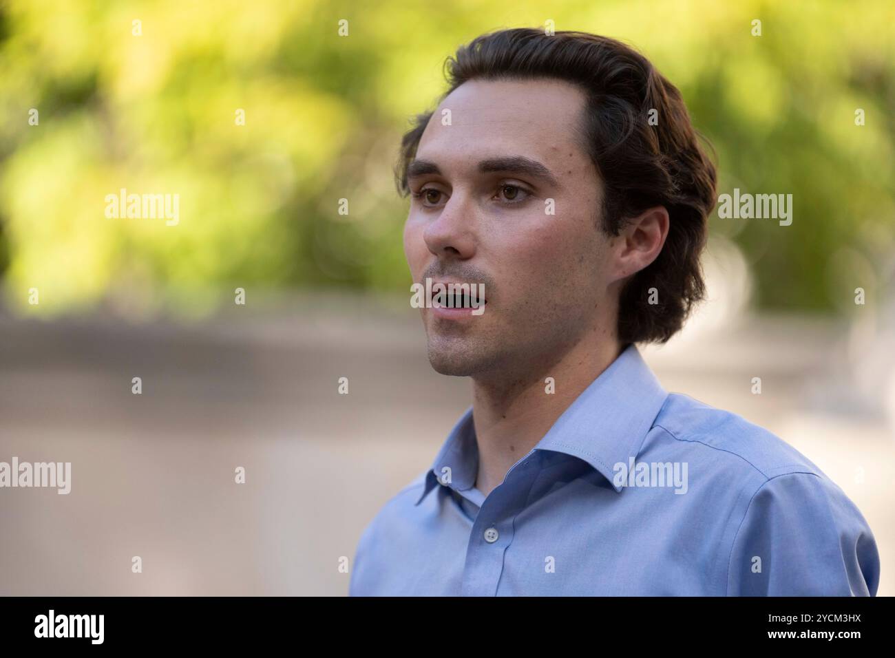 Austin, Texas, États-Unis. 22 octobre 2024. Le défenseur de la sécurité des armes à feu DAVID HOGG parle aux étudiants du West Mall de l'Université du Texas à Austin le 22 octobre 2024 lors d'une apparition avec le maire Kirk Watson. Hogg, 24 ans, fondateur de March for Our Lives, était un étudiant de dix-sept ans à la Marjory Stoneman Douglas High School à Parkland, en Floride, quand un homme armé a tué 17 de ses camarades de classe le 14 février 2018. (Crédit image : © Bob Daemmrich/ZUMA Press Wire) USAGE ÉDITORIAL SEULEMENT! Non destiné à UN USAGE commercial ! Banque D'Images