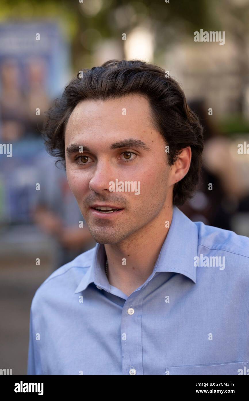 Austin, Texas, États-Unis. 22 octobre 2024. Le défenseur de la sécurité des armes à feu DAVID HOGG parle aux étudiants du West Mall de l'Université du Texas à Austin le 22 octobre 2024 lors d'une apparition avec le maire Kirk Watson. Hogg, 24 ans, fondateur de March for Our Lives, était un étudiant de dix-sept ans à la Marjory Stoneman Douglas High School à Parkland, en Floride, quand un homme armé a tué 17 de ses camarades de classe le 14 février 2018. (Crédit image : © Bob Daemmrich/ZUMA Press Wire) USAGE ÉDITORIAL SEULEMENT! Non destiné à UN USAGE commercial ! Banque D'Images