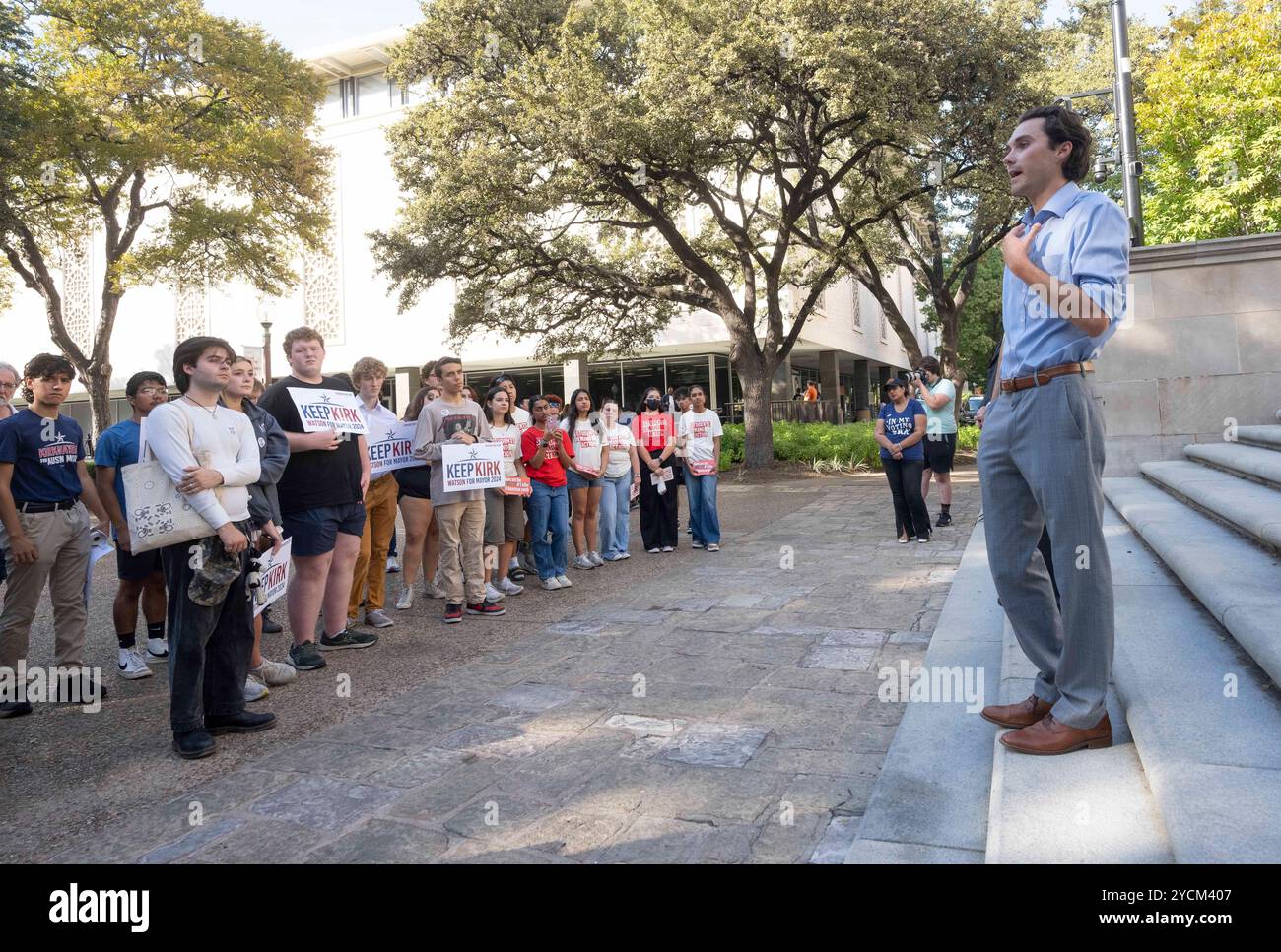 Austin, Texas, États-Unis. 22 octobre 2024. Le défenseur de la sécurité des armes à feu DAVID HOGG parle aux étudiants du West Mall de l'Université du Texas à Austin le 22 octobre 2024 lors d'une apparition avec le maire Kirk Watson. Hogg, 24 ans, fondateur de March for Our Lives, était un étudiant de dix-sept ans à la Marjory Stoneman Douglas High School à Parkland, en Floride, quand un homme armé a tué 17 de ses camarades de classe le 14 février 2018. (Crédit image : © Bob Daemmrich/ZUMA Press Wire) USAGE ÉDITORIAL SEULEMENT! Non destiné à UN USAGE commercial ! Banque D'Images
