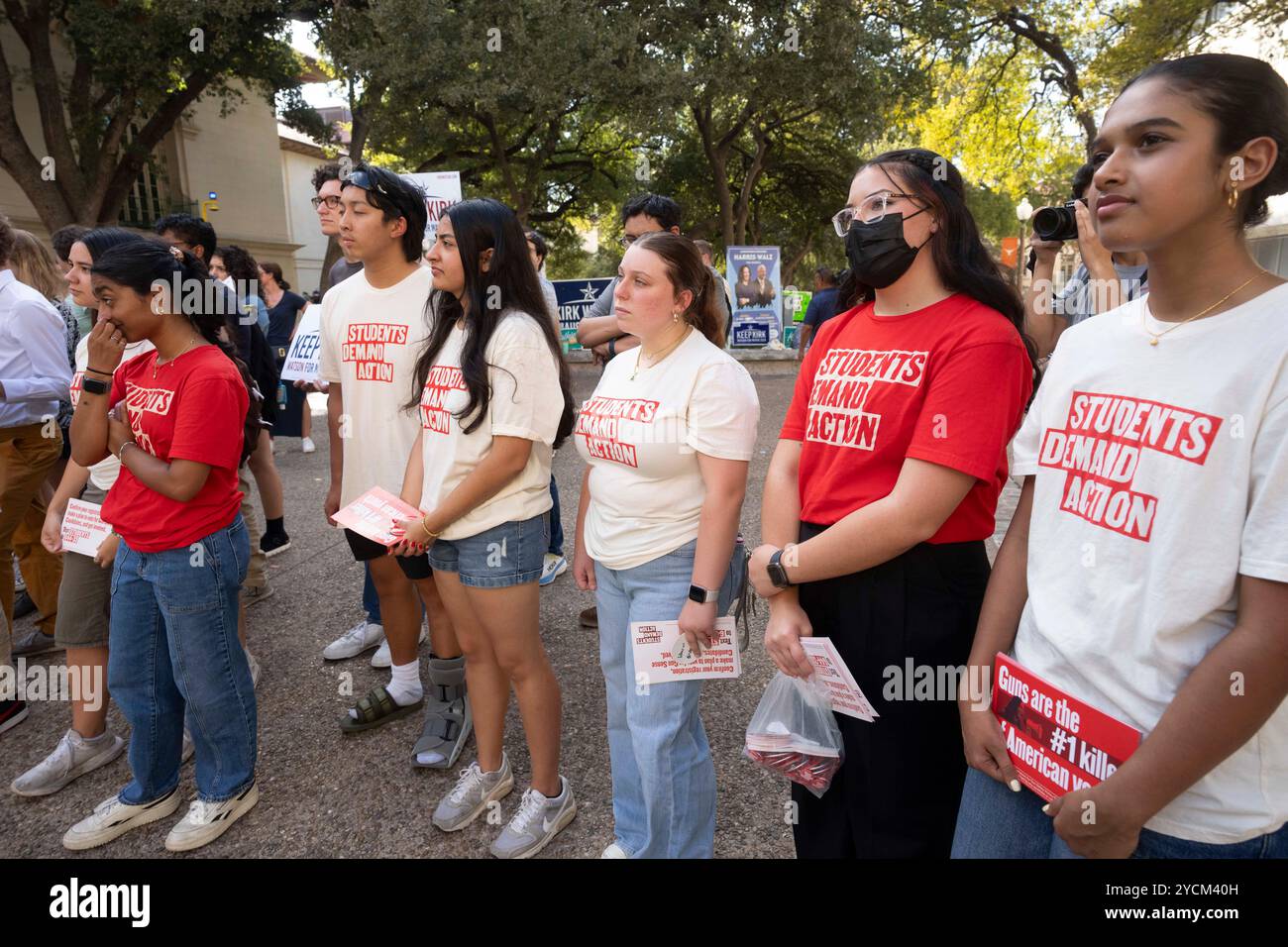 Austin, Texas, États-Unis. 22 octobre 2024. Les étudiants du Texas écoutent le défenseur de la sécurité des armes à feu David Hogg (non représenté) parler sur le West Mall à l'Université du Texas à Austin le 22 octobre 2024 lors d'une apparition avec le maire Kirk Watson. Hogg, 24 ans, fondateur de March for Our Lives, était un étudiant de dix-sept ans à la Marjory Stoneman Douglas High School à Parkland, en Floride, quand un homme armé a tué 17 de ses camarades de classe le 14 février 2018. (Crédit image : © Bob Daemmrich/ZUMA Press Wire) USAGE ÉDITORIAL SEULEMENT! Non destiné à UN USAGE commercial ! Banque D'Images