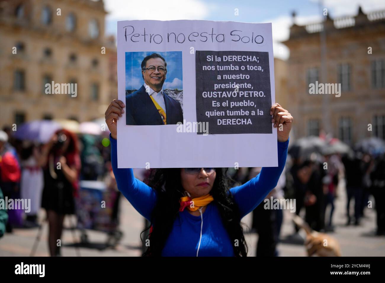 Supporters of Colombian President Gustavo Petro march in support of his proposed reforms in Bogota, Colombia, Wednesday, Oct. 23, 2024. The sign reads in Spanish "Petro is not alone. If the right overthrows or touches our president, Gustavo Petro, its is the people who will overthrow the right." (AP Photo/Fernando Vergara) Banque D'Images