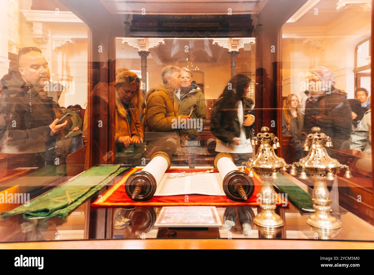 Un rouleau de Torah est une copie manuscrite de la Torah, ce qui signifie les cinq livres de Moïse, dans une vitrine en verre. La synagogue Klausen est aujourd'hui la plus grande Banque D'Images