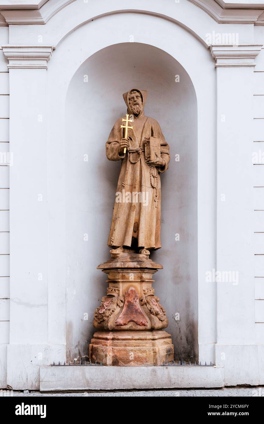 Alcôves contenant la statue du XVIIIe siècle de Saint François. Église St Joseph - Kostel sv. Josefa. L'église faisait partie du monastre capucin Banque D'Images
