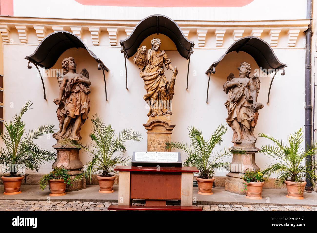 Sculptures baroques en grès de Saint Jude Thaddeus et de deux anges sous des toits voûtés. Cour de l'église St Joseph - Kostel sv. Josefa. L'église Banque D'Images Sculptures baroques en grès de Saint Jude Thaddeus et de deux anges sous des toits voûtés. Cour de l'église St Joseph - Kostel sv. Josefa. L'église Banque D'Images