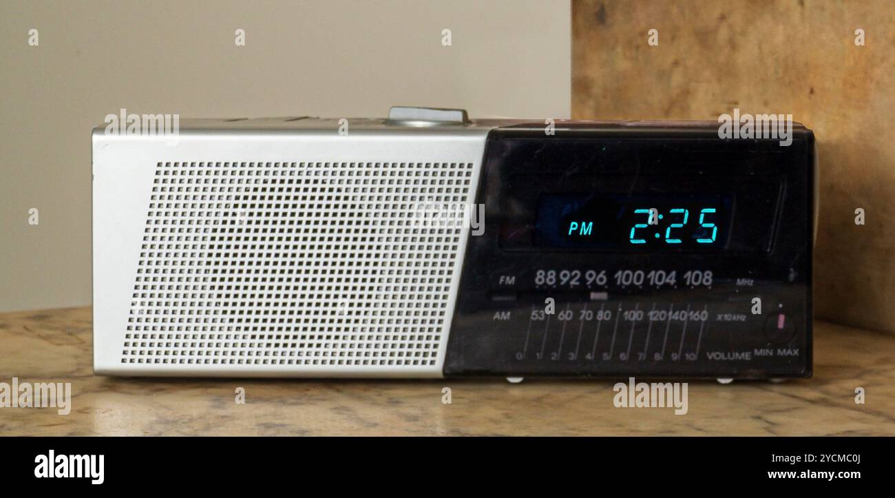 Radio-réveil 1970s avec affichage numérique de l'heure et syntonisation manuelle AM/FM. Banque D'Images