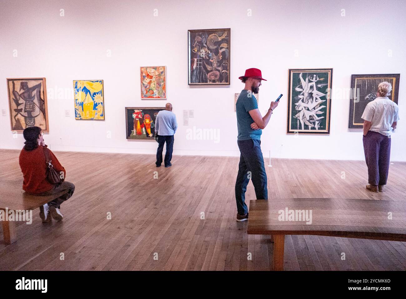 Les gens qui regardent des œuvres d'art à la Tate Modern, Londres, Angleterre. Crédit photo : SMP News Banque D'Images