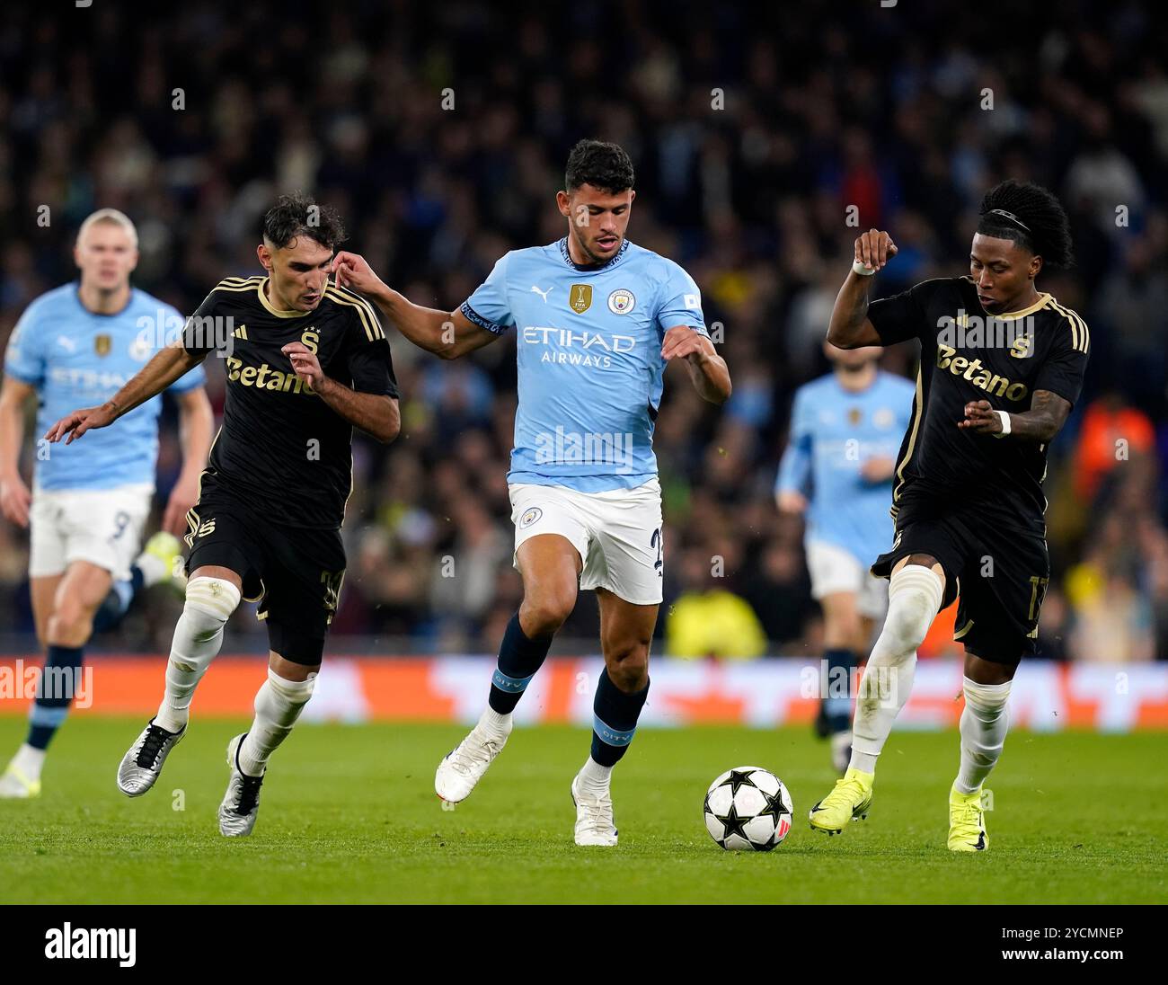 Manchester, Royaume-Uni. 23 octobre 2024. Matheus Nunes de Manchester City avec Qazim Laci de Sparta Prague (à gauche) et Angelo Preciado de Sparta Prague (à droite) lors du match de l'UEFA Champions League au stade Etihad de Manchester. Le crédit photo devrait se lire : Andrew Yates/Sportimage crédit : Sportimage Ltd/Alamy Live News Banque D'Images