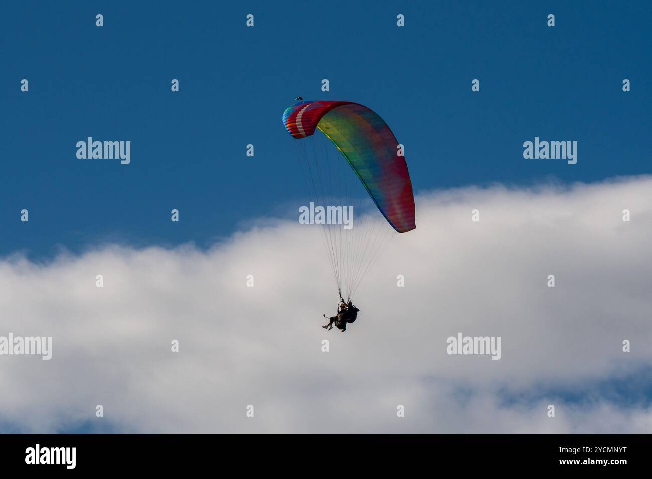 Sensations fortes dans le ciel : aventure parapente en tandem, Une façon de vivre Banque D'Images