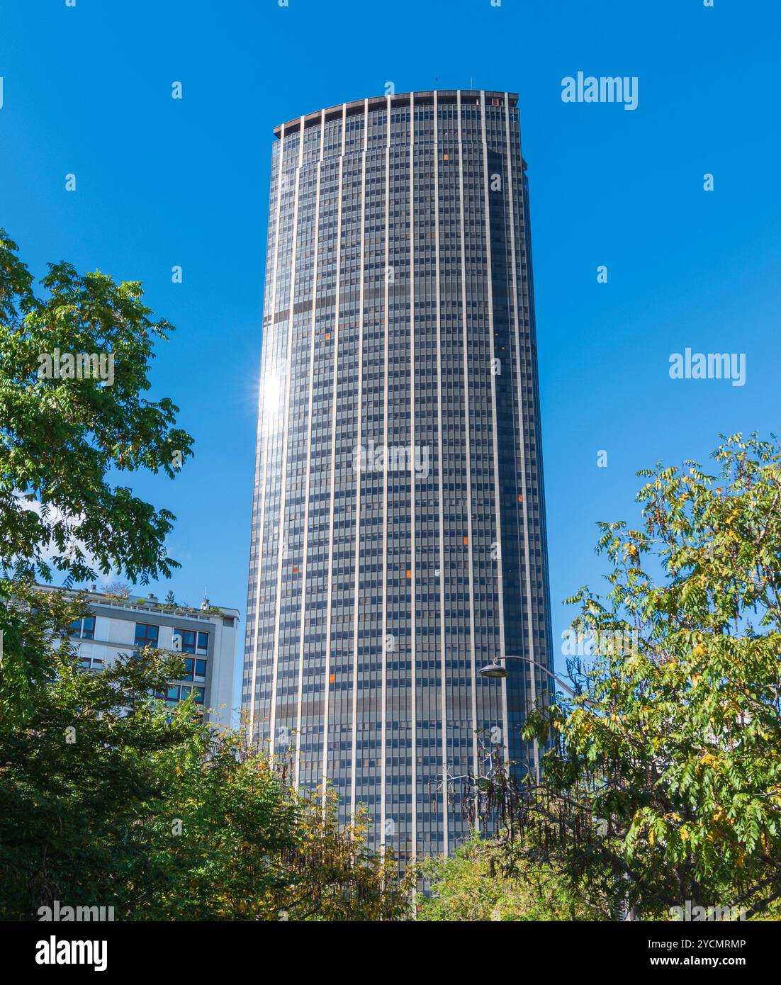 Paris, France - 10 23 2024 : la tour Montparnasse dans le quartier de Montparnasse Banque D'Images
