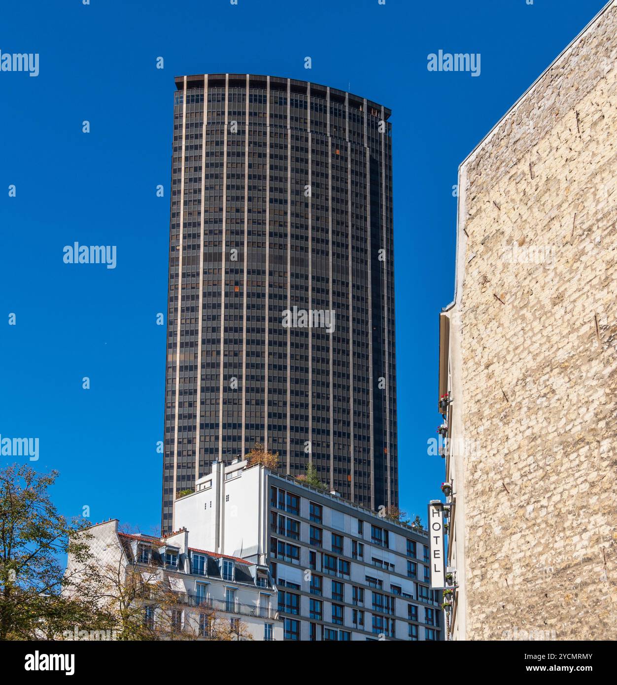 Paris, France - 10 23 2024 : la tour Montparnasse dans le quartier de Montparnasse Banque D'Images