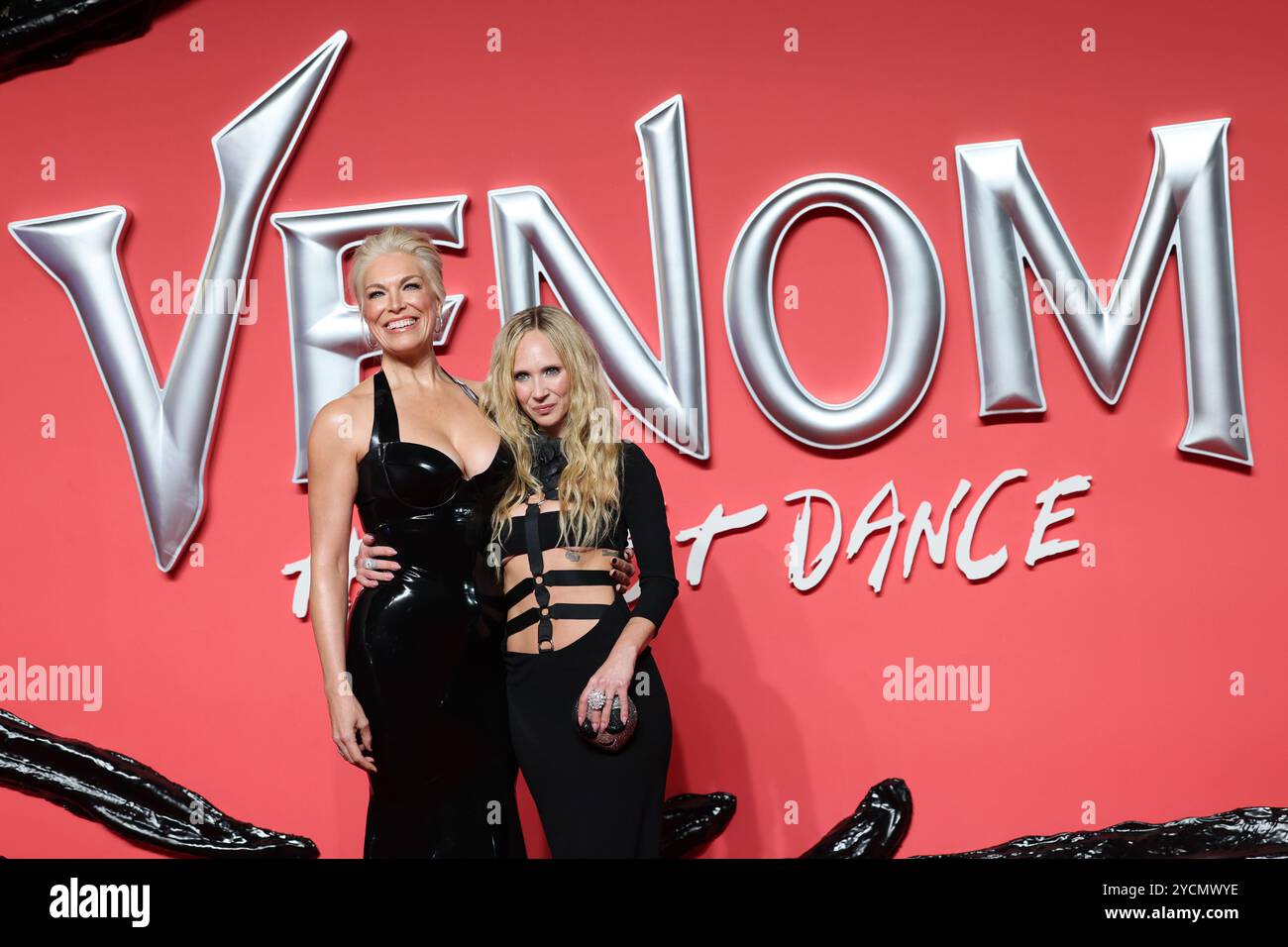 Londres, Royaume-Uni. 23 octobre 2024. (À gauche) Hannah Waddingham et Juno Temple assistent à la première de The Venom : The Last Dance UK au BFI IMAX de Londres. Crédit : Isabel Infantes/Alamy Live News Banque D'Images