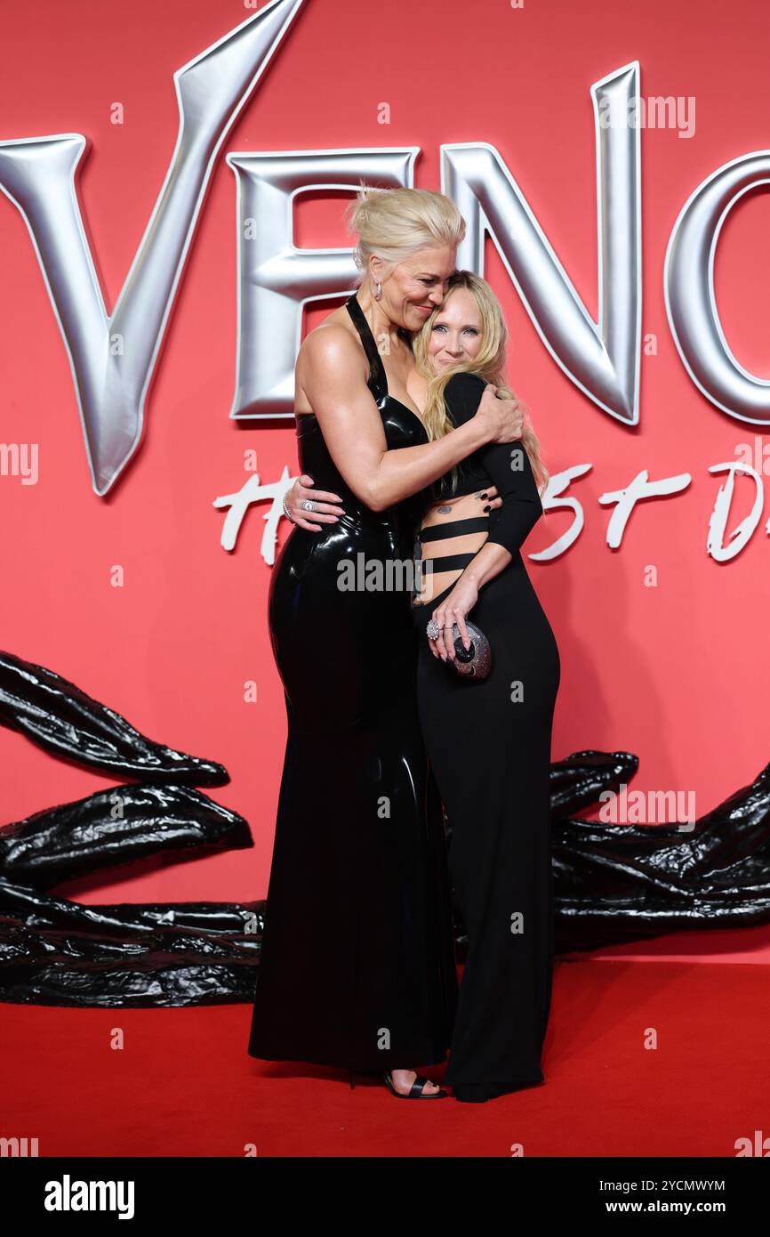 Londres, Royaume-Uni. 23 octobre 2024. (À gauche) Hannah Waddingham et Juno Temple assistent à la première de The Venom : The Last Dance UK au BFI IMAX de Londres. Crédit : Isabel Infantes/Alamy Live News Banque D'Images