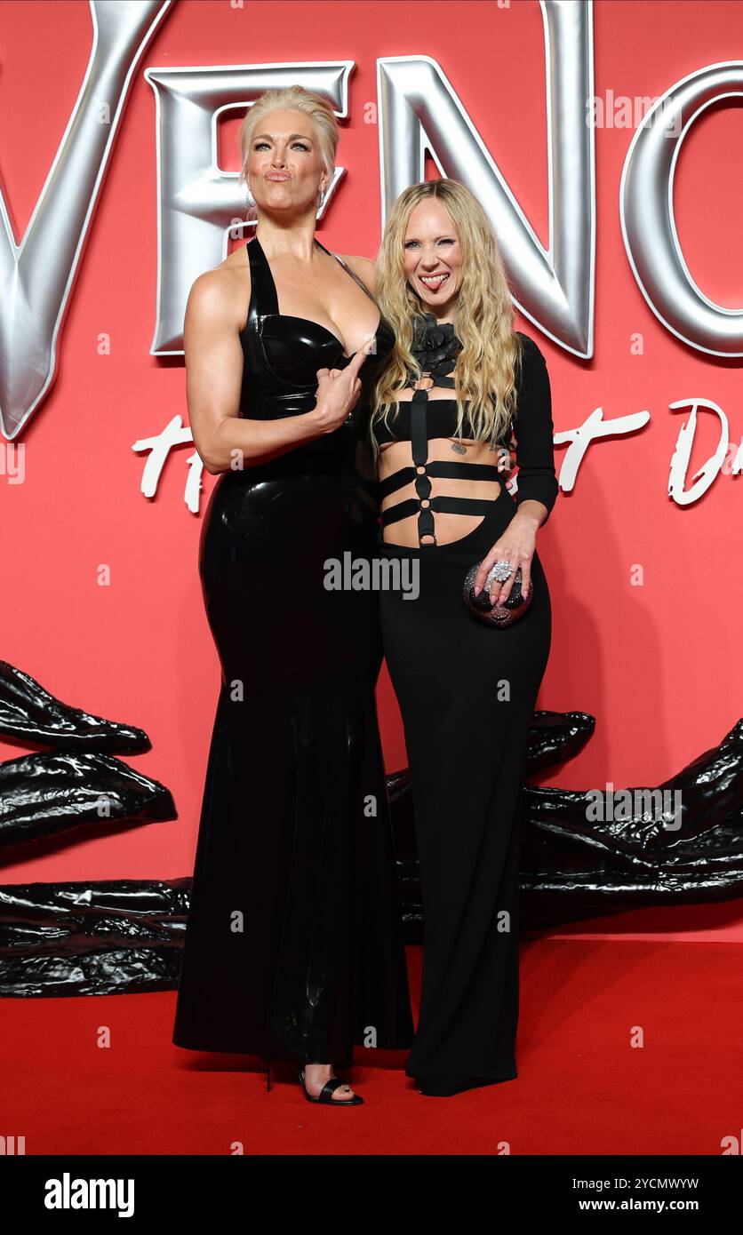 Londres, Royaume-Uni. 23 octobre 2024. (À gauche) Hannah Waddingham et Juno Temple assistent à la première de The Venom : The Last Dance UK au BFI IMAX de Londres. Crédit : Isabel Infantes/Alamy Live News Banque D'Images