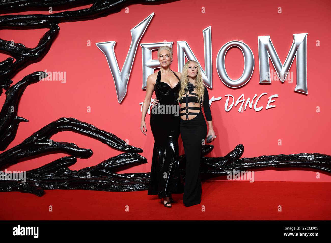 Londres, Royaume-Uni. 23 octobre 2024. (À gauche) Hannah Waddingham et Juno Temple assistent à la première de The Venom : The Last Dance UK au BFI IMAX de Londres. Crédit : Isabel Infantes/Alamy Live News Banque D'Images
