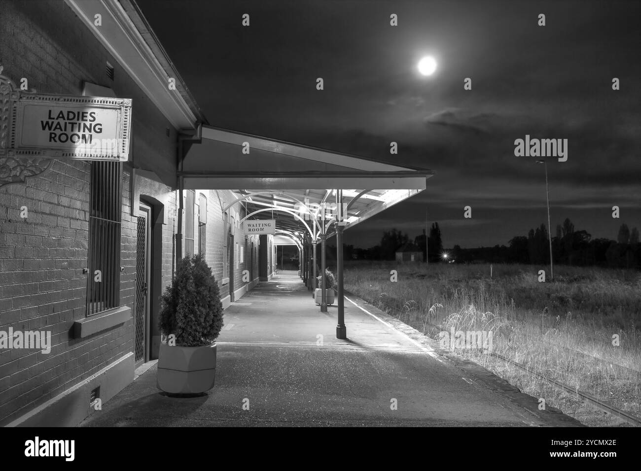 Gare de Cowra sous une pleine lune Banque D'Images