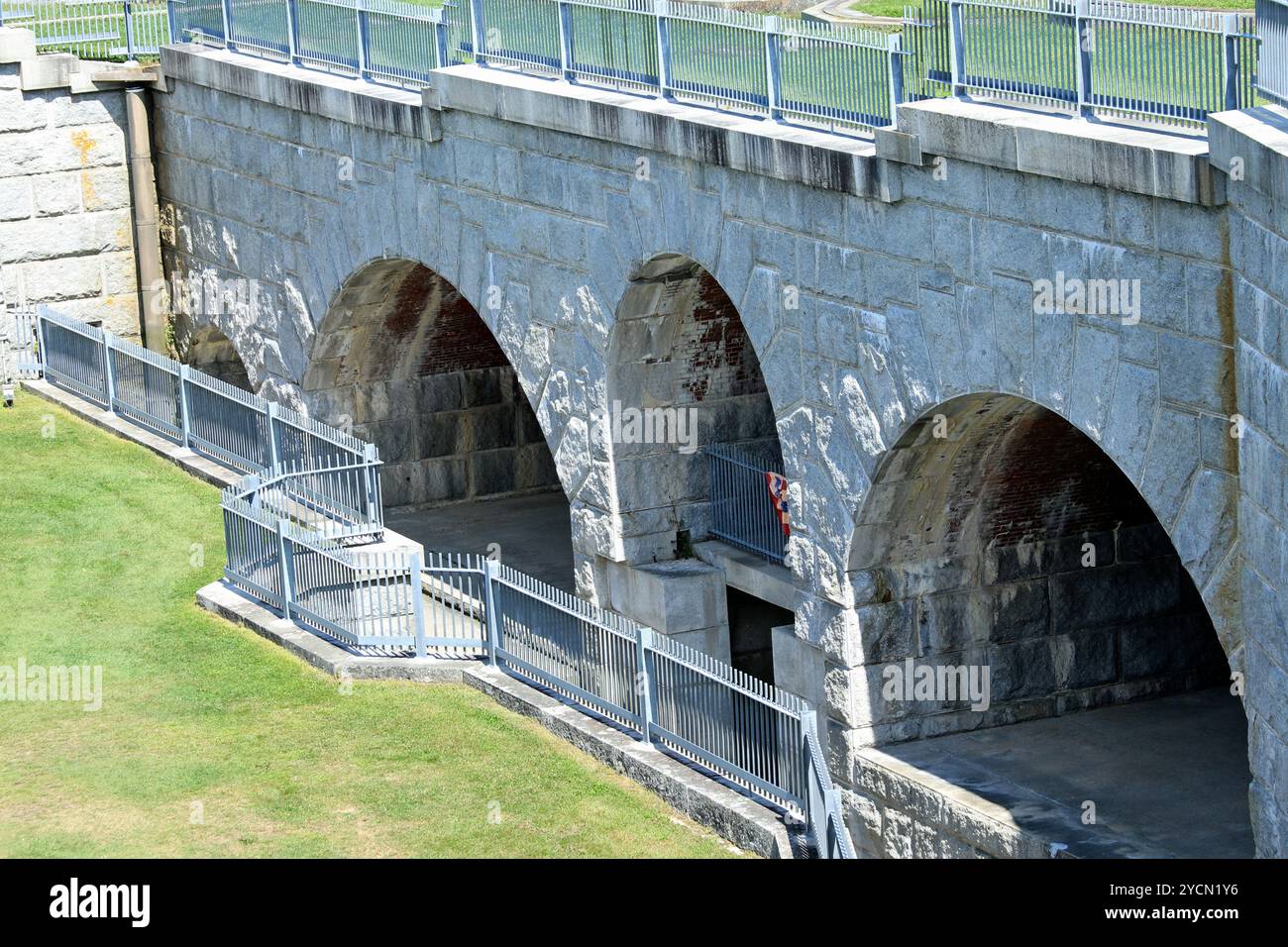 Vue depuis la cour intérieure de Fort Knox qui jouxte la rivière Penobscot à Prospect, Maine Banque D'Images