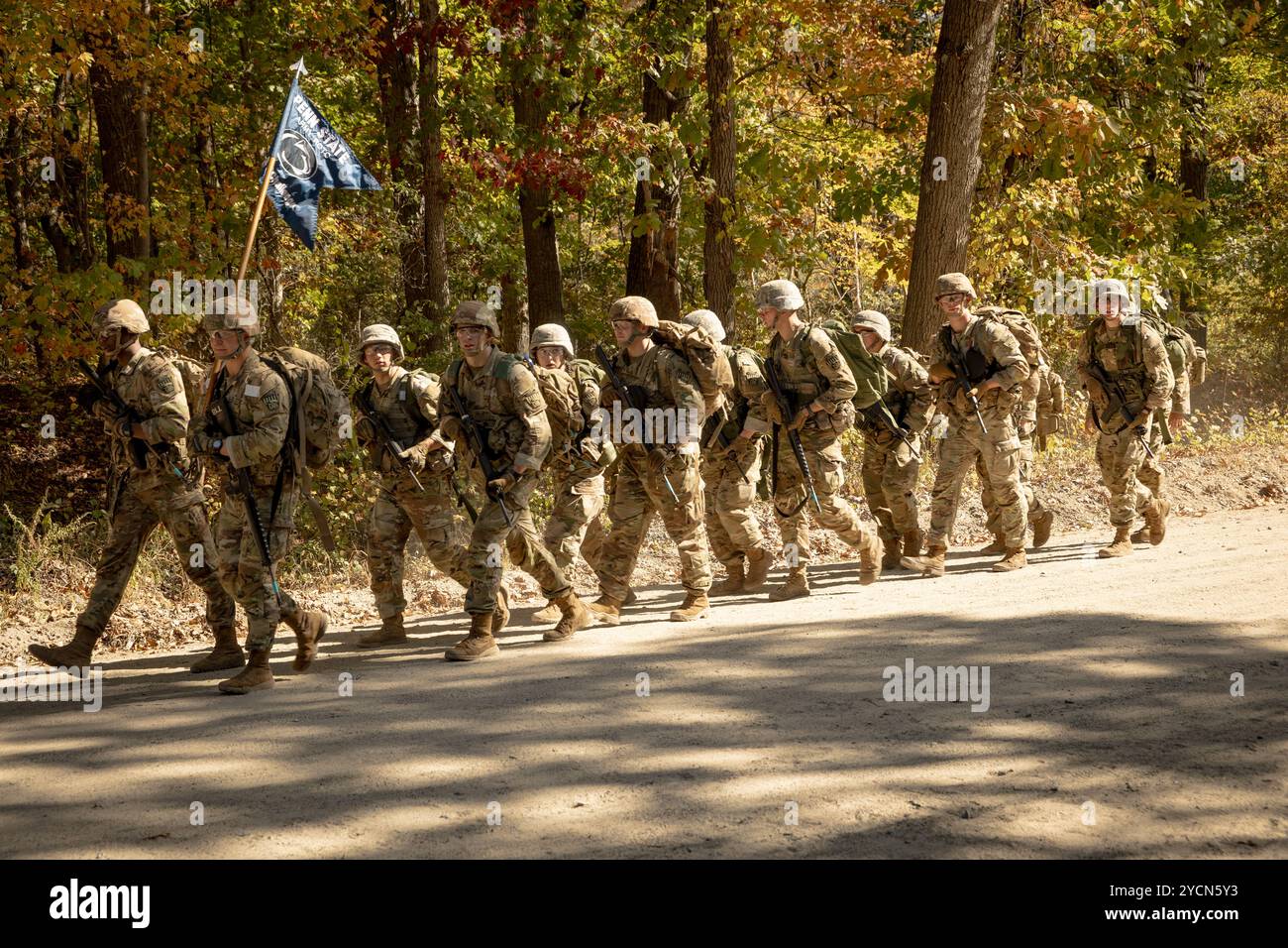 Les cadets avec les programmes ROTC de l'Armée dans les universités de la région Mid-Atlantic et de la Nouvelle-Angleterre naviguent entre les cours du ROTC Ranger Challenge de l'Armée à joint base McGuire dix Lakehurst, New Jersey, Oct. 19, 2024. Le Brigade Ranger Challenge est une compétition rigoureuse pour les corps ROTC à travers le pays. Les cadets qui participent à cette compétition s’entraînent rigoureusement afin de représenter au mieux leur école. (Photo de la Garde nationale de l'armée américaine par le SPC Seth Cohen) Banque D'Images