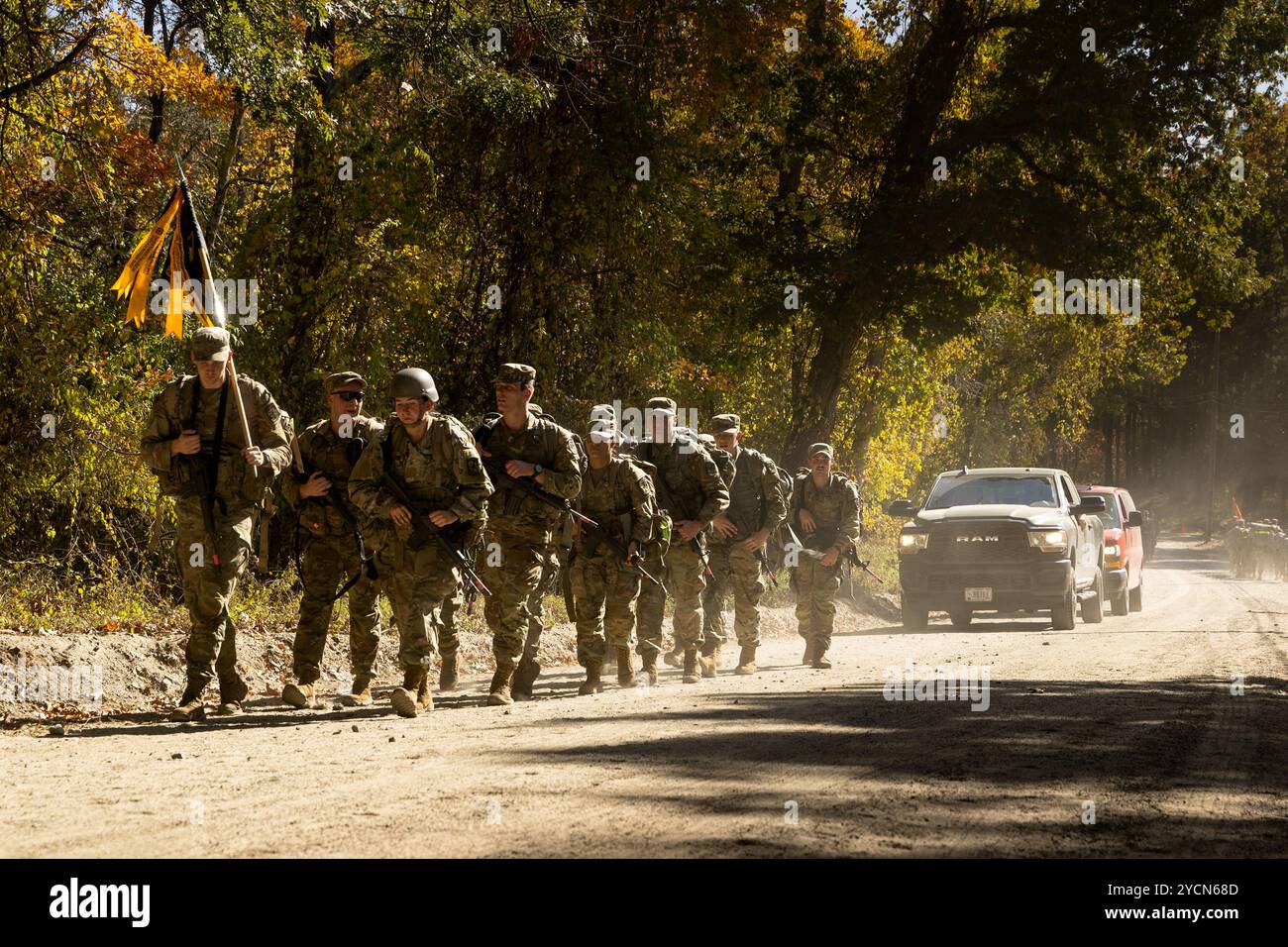 Les cadets avec les programmes ROTC de l'Armée dans les universités de la région Mid-Atlantic et de la Nouvelle-Angleterre naviguent entre les cours du ROTC Ranger Challenge de l'Armée à joint base McGuire dix Lakehurst, New Jersey, Oct. 19, 2024. Le Brigade Ranger Challenge est une compétition rigoureuse pour les corps ROTC à travers le pays. Les cadets qui participent à cette compétition s’entraînent rigoureusement afin de représenter au mieux leur école. (Photo de la Garde nationale de l'armée américaine par le SPC Seth Cohen) Banque D'Images