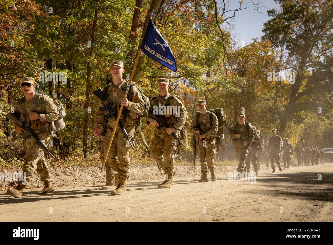 Les cadets avec les programmes ROTC de l'Armée dans les universités de la région Mid-Atlantic et de la Nouvelle-Angleterre naviguent entre les cours du ROTC Ranger Challenge de l'Armée à joint base McGuire dix Lakehurst, New Jersey, Oct. 19, 2024. Le Brigade Ranger Challenge est une compétition rigoureuse pour les corps ROTC à travers le pays. Les cadets qui participent à cette compétition s’entraînent rigoureusement afin de représenter au mieux leur école. (Photo de la Garde nationale de l'armée américaine par le SPC Seth Cohen) Banque D'Images