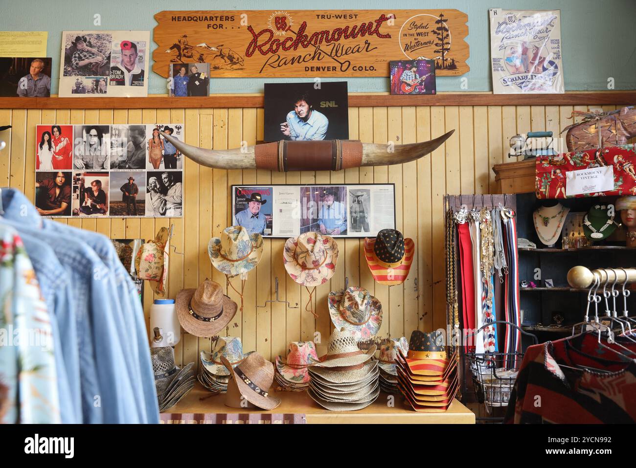 Le magasin Rockmount à Denver, LoDo, un bâtiment historique construit en 1909, et la maison des vêtements de ranch WESTERN premium, y compris la chemise à boutons-pression originale. Banque D'Images