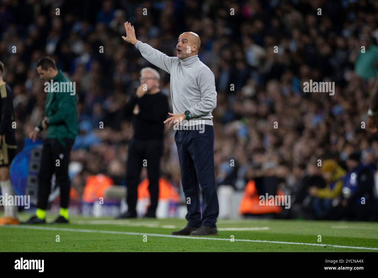 Le manager de Manchester City FC, Pep Guardiola, gesticulera lors du match de l'UEFA Champions League League entre Manchester City et l'AC Sparta Praha au stade Etihad de Manchester le mercredi 23 octobre 2024. (Photo : Mike Morese | mi News) crédit : MI News & Sport /Alamy Live News Banque D'Images