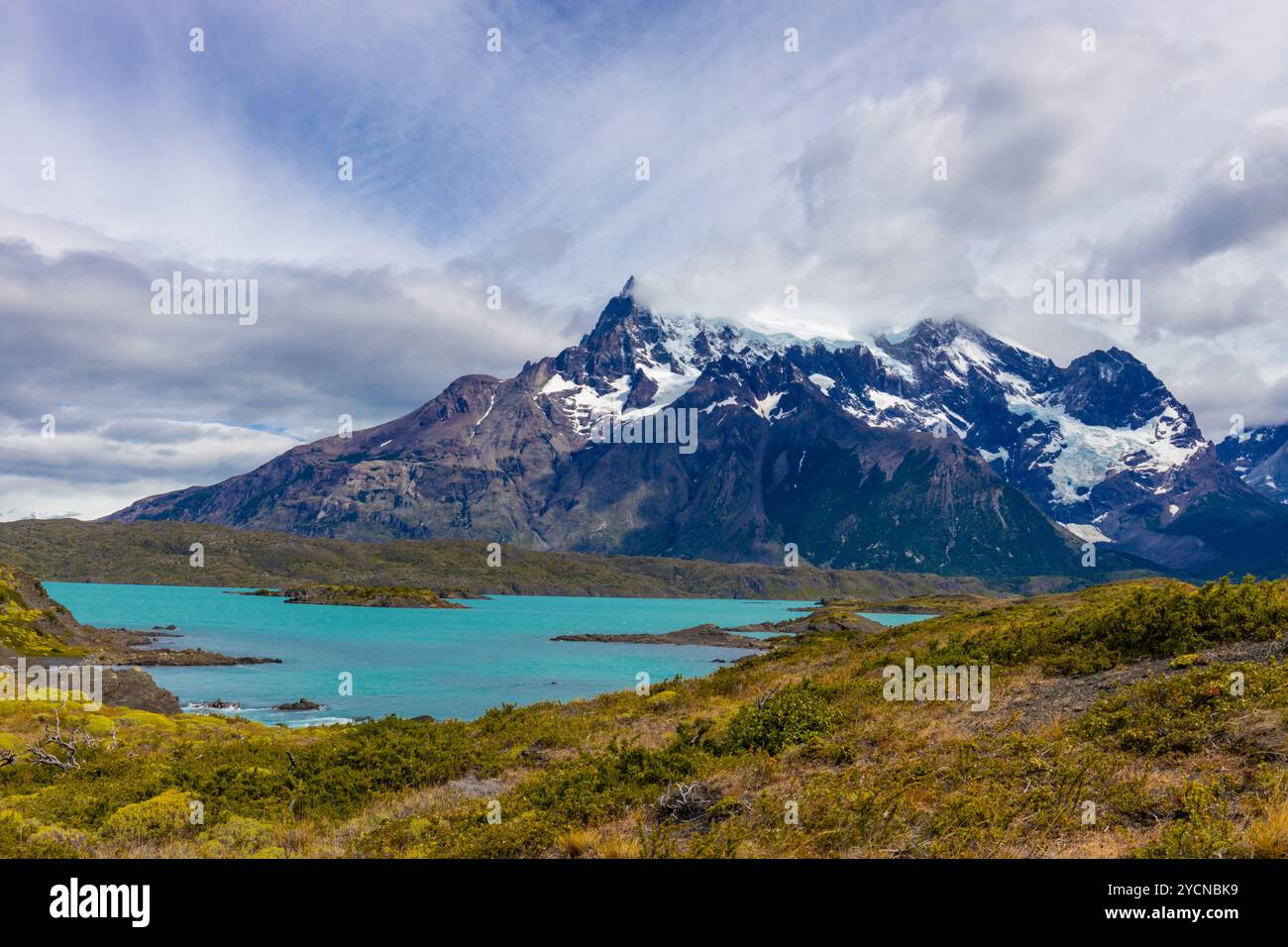 Parc national Torres del Paine en Patagonie, Chili. Pic de montagne Los Cuernos et Paine Grande au-dessus du lac Pehoe et Lago Nordenskjold Banque D'Images