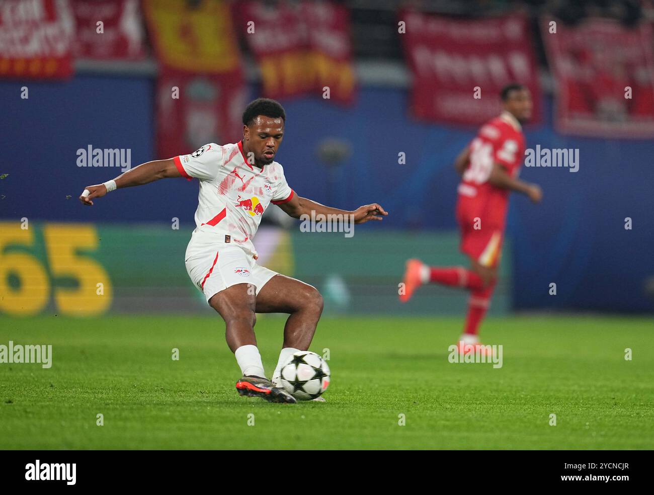 Leipzig, Allemagne. 23 octobre 2024. Loïs Openda de Leipzig contrôle le ballon lors du match Ligue des Champions - MD3 entre le RB Leipzig - Liverpool au Red Bull Arena, Leipzig, Allemagne. Crédit : Ulrik Pedersen/Alamy Banque D'Images