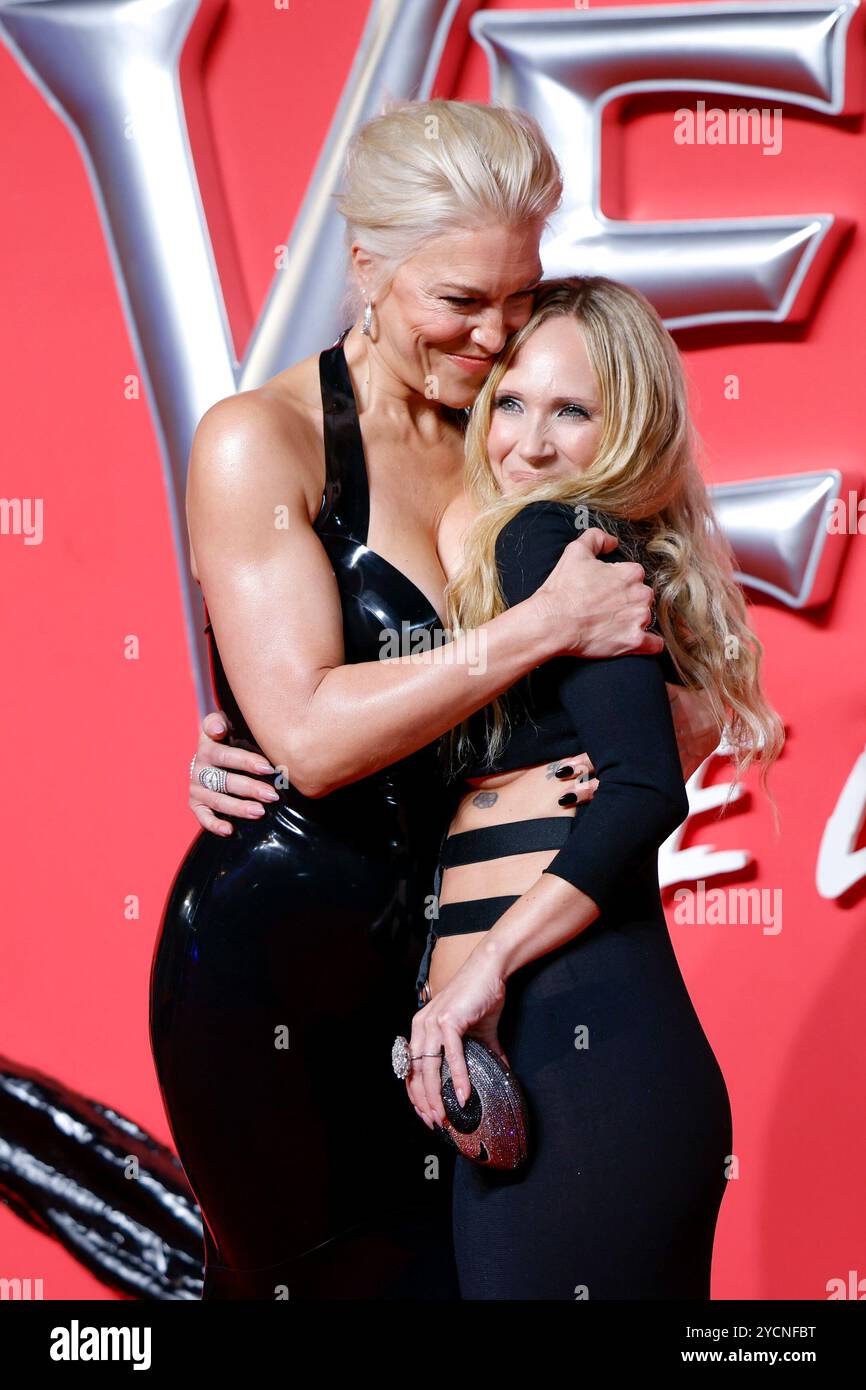 Hannah Waddingham, left, and Juno Temple pose for photographers upon arrival at the premiere of the film 'Venom: The Last Dance' on Wednesday, Oct. 23, 2024, in London. (Photo by Millie Turner/Invision/AP) Banque D'Images
