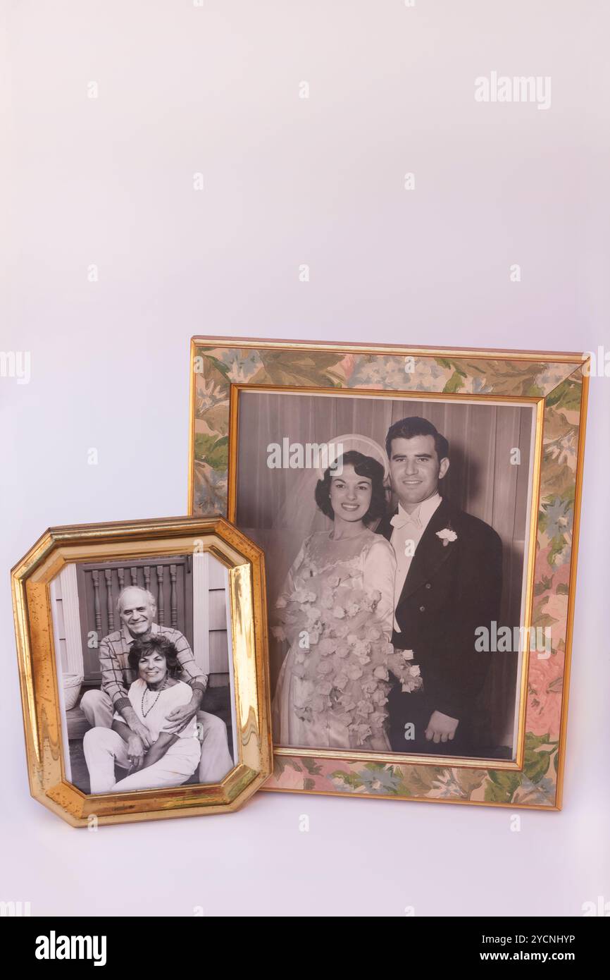 Photo jeune d'un couple marié à côté de leur vieille photo. Banque D'Images