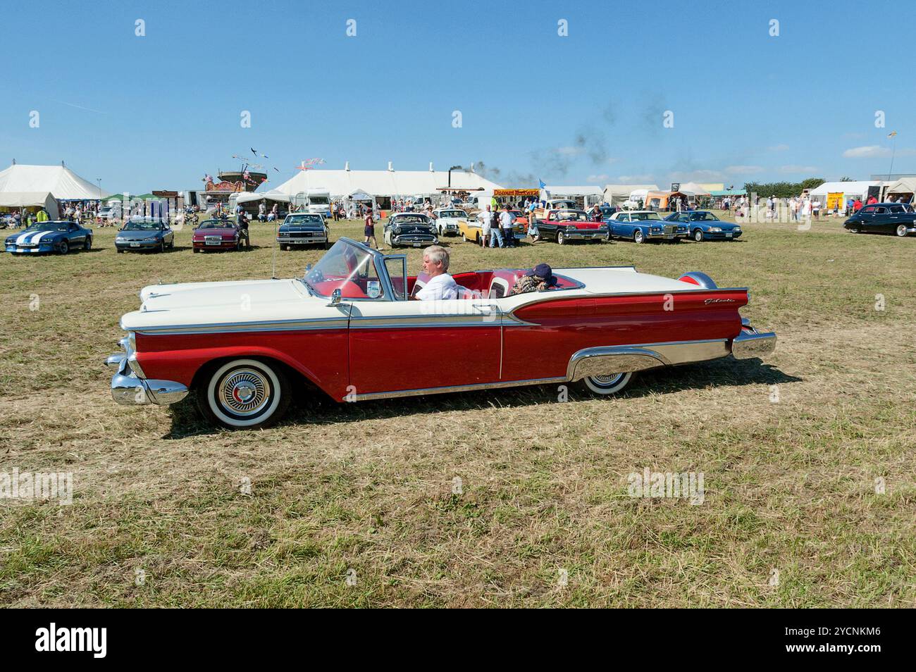 Une Ford Fairlane Galaxie Skyliner circule autour du ring lors du Ackworth Classic Vehicle Rally 2005 Banque D'Images