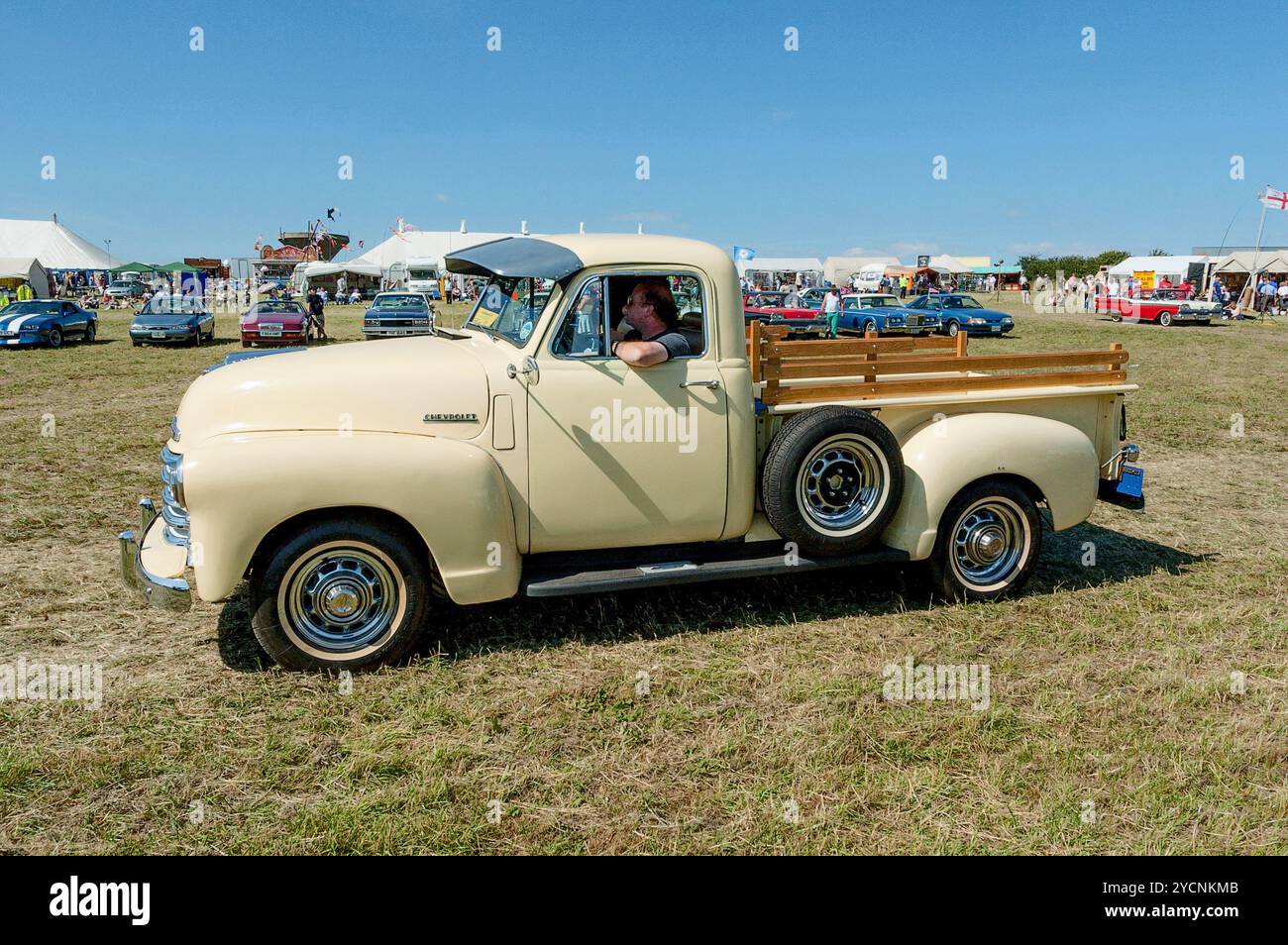 Une Chevrolet GMC crème fait le tour du ring au Ackworth Classic Vehicle Rally 2005 Banque D'Images