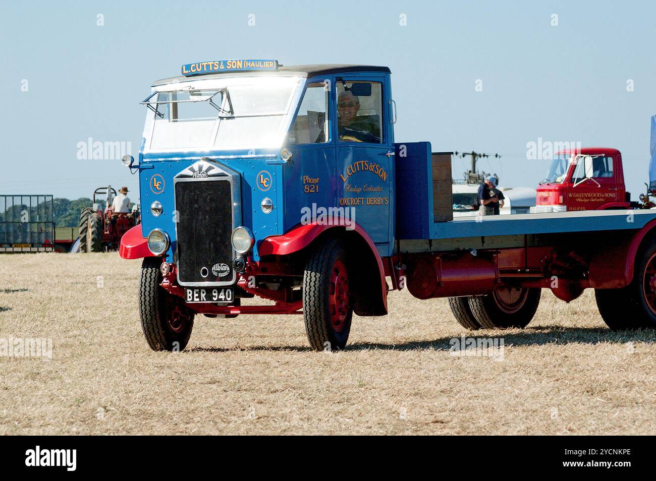 Un camion Albion vert 1936 circule autour du ring lors du Ackworth Classic Vehicle Rally, West Yorkshire UK en 2005 Banque D'Images