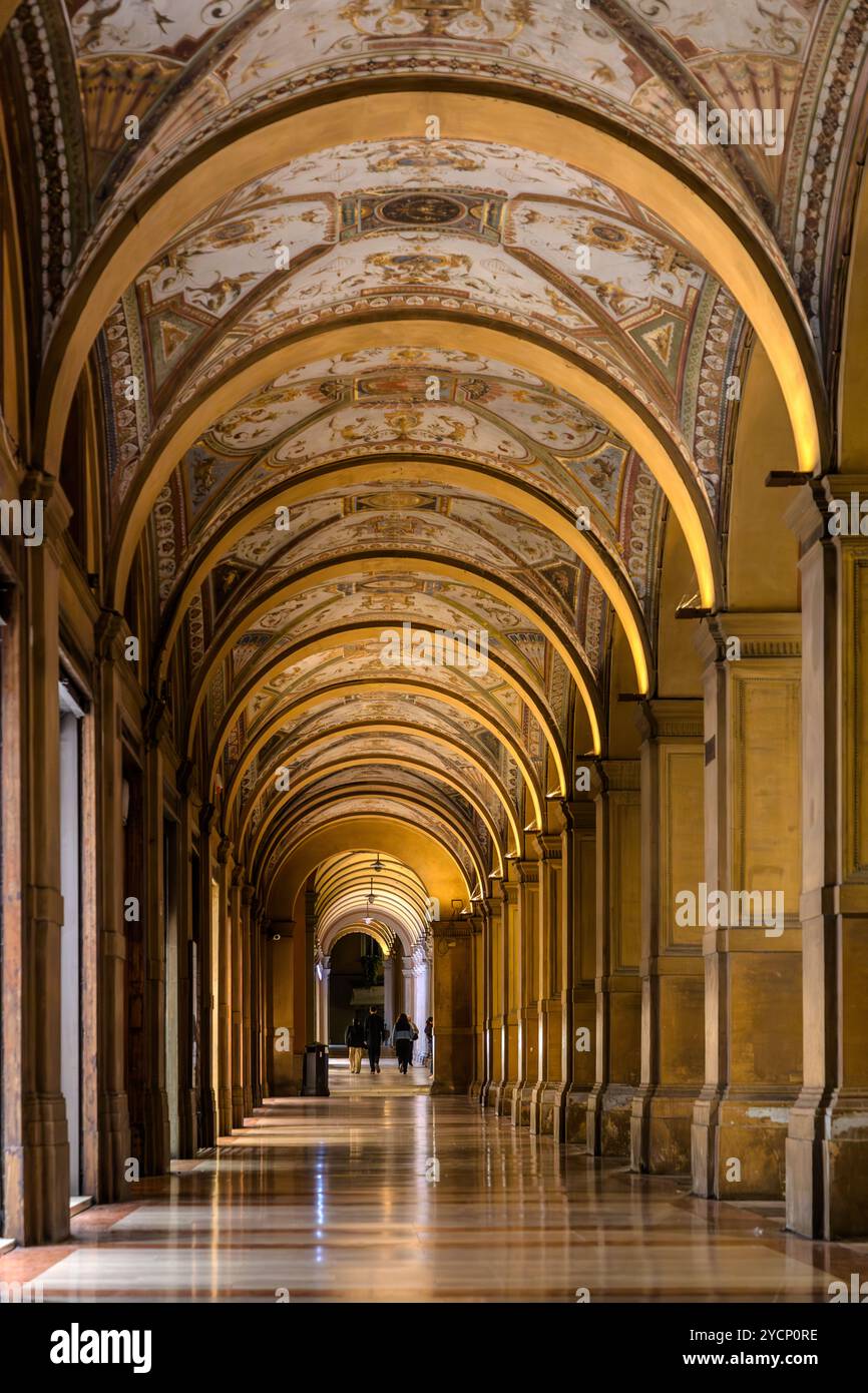 Les grands portiques voûtés de Bologne (portici), qui traversent la ville, sont classés au patrimoine mondial de l'UNESCO. Via Farini, Bologne, Emilie-Romagne, Italie Banque D'Images