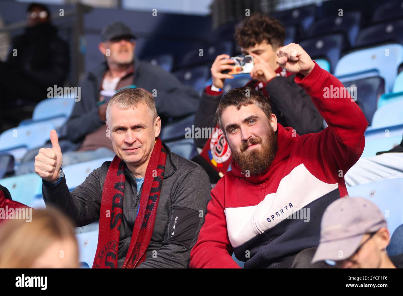 Manchester, Royaume-Uni. 23 octobre 2024. Fans du Sparta Prague lors du match Manchester City U19 - Sparta Prague U19 UEFA Youth League, Round 1 au stade joie, Etihad Campus, Manchester, Royaume-Uni le 22 octobre 2024 Credit : Every second Media/Alamy Live News Banque D'Images