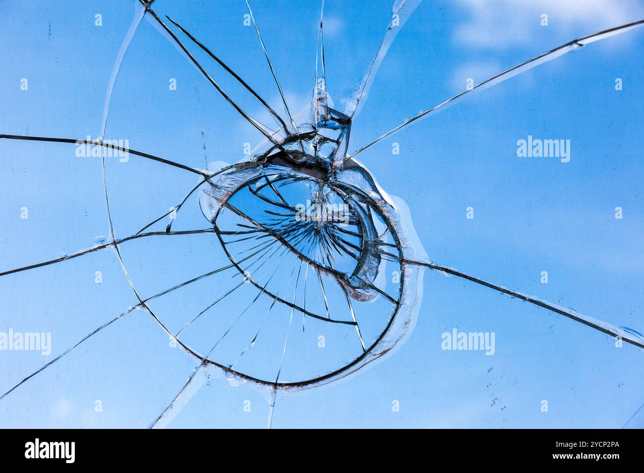 Gros plan du panneau de verre brisé et fissuré broken Banque D'Images