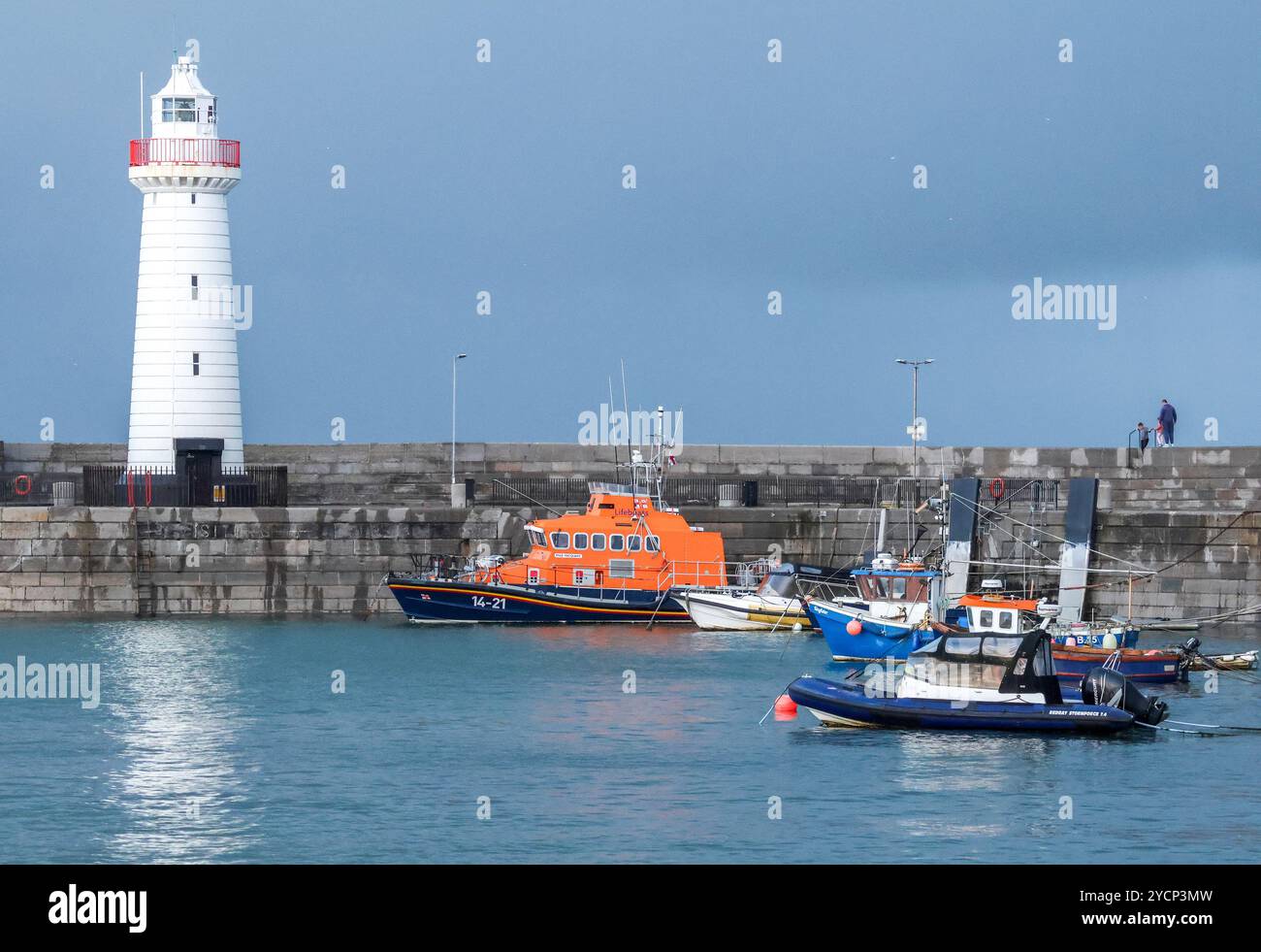 Quai portuaire du phare de Donaghadee et bateaux dans le comté de Down Harbor côte irlandaise. Banque D'Images