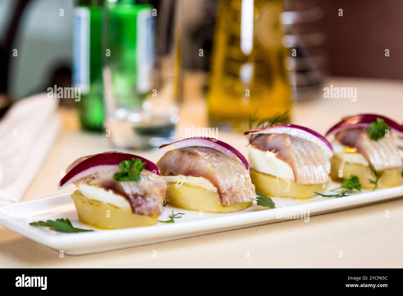 Restourant plat de service - morceaux de hareng à snack Banque D'Images