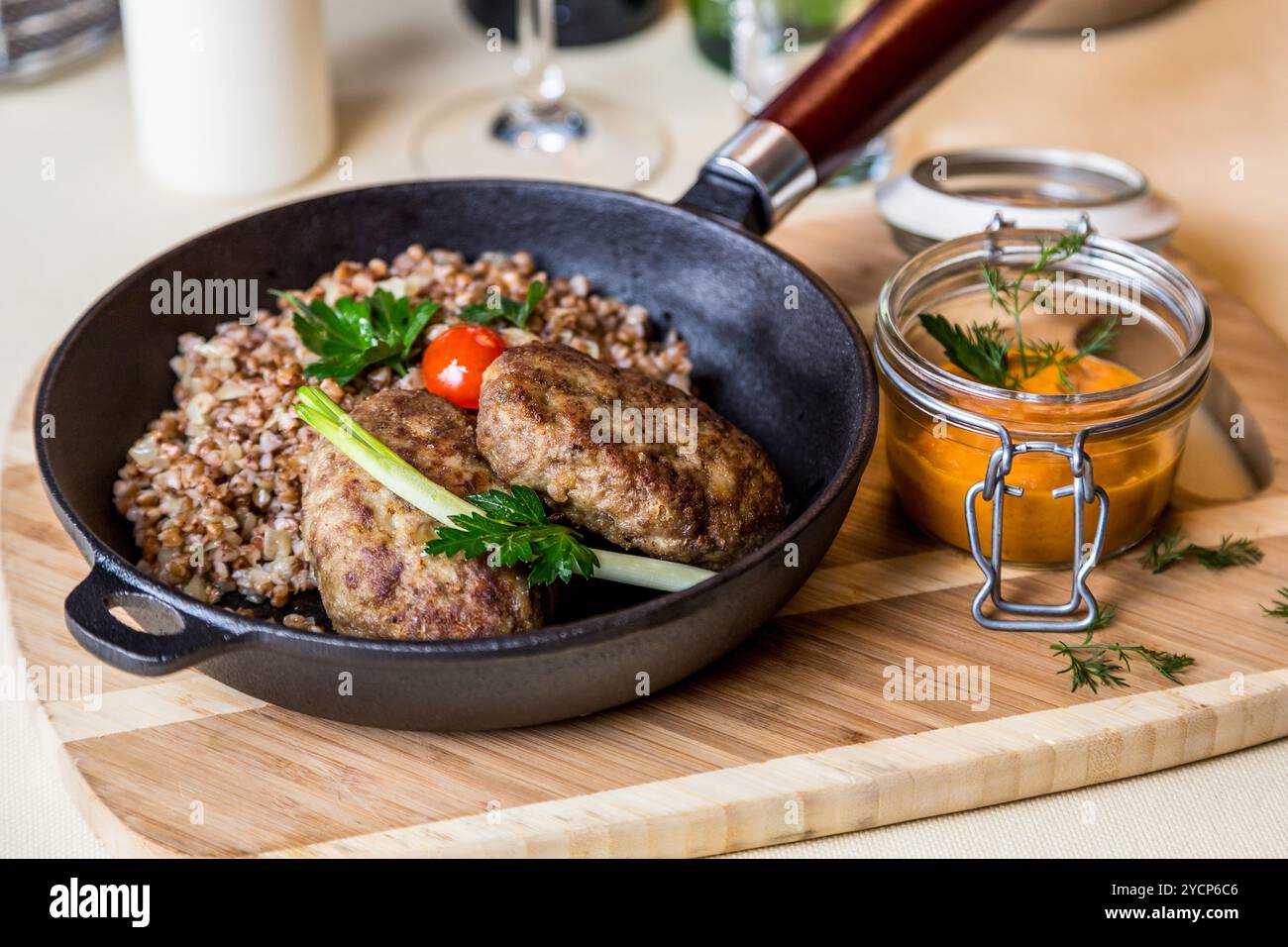 Restourant plat de service - escalope au sarrasin sur planche de bois Banque D'Images