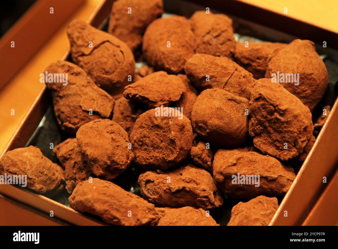 Truffes au chocolat foncé avec dans la boîte Banque D'Images