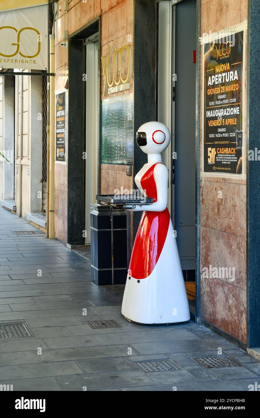 Un robot serveuse attendant que les clients servent dans un café en plein air, Sestri Levante, Gênes, Ligurie, Italie Banque D'Images Un robot serveuse attendant que les clients servent dans un café en plein air, Sestri Levante, Gênes, Ligurie, Italie Banque D'Images