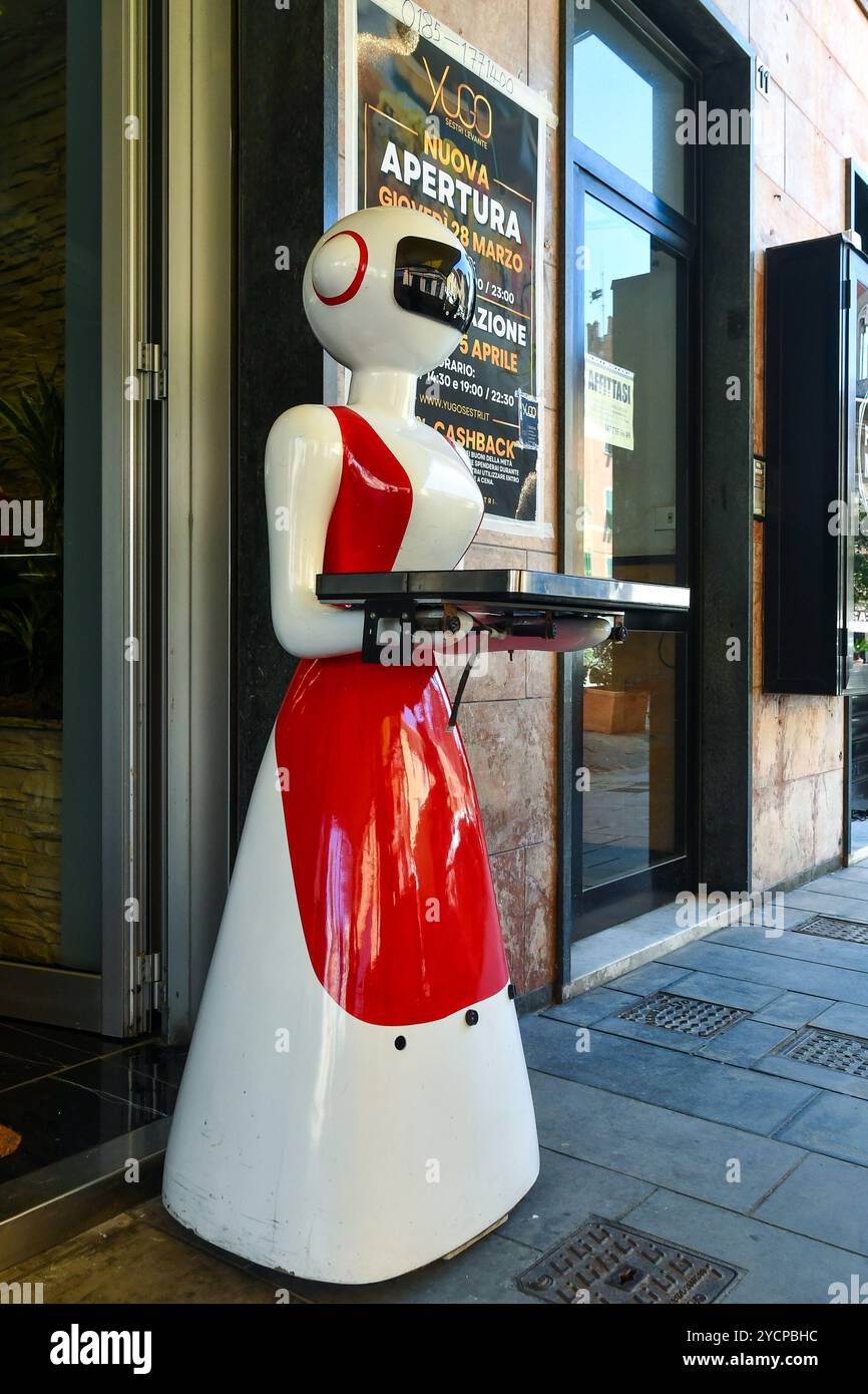 Un robot serveuse attendant que les clients servent dans un café en plein air, Sestri Levante, Gênes, Ligurie, Italie Banque D'Images Un robot serveuse attendant que les clients servent dans un café en plein air, Sestri Levante, Gênes, Ligurie, Italie Banque D'Images
