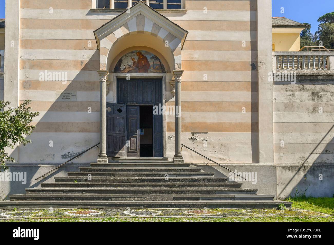 Extérieur et entrée de l'église de Santa Maria Immacolata (1688I), Sestri Levante, Gênes, Ligurie, Italie Banque D'Images