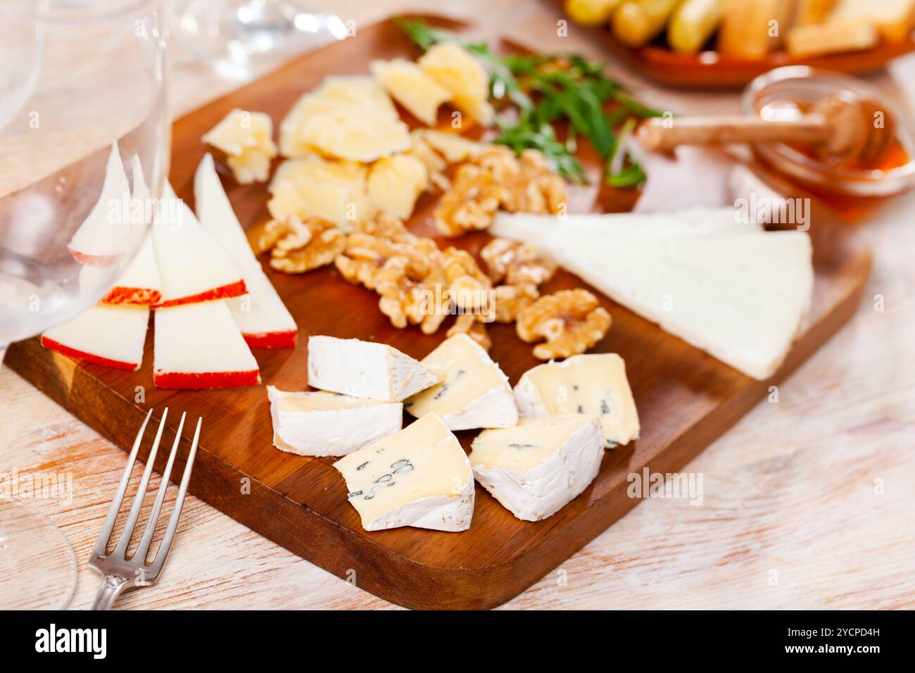 Différents types de fromage tranchés et servis à bord Banque D'Images