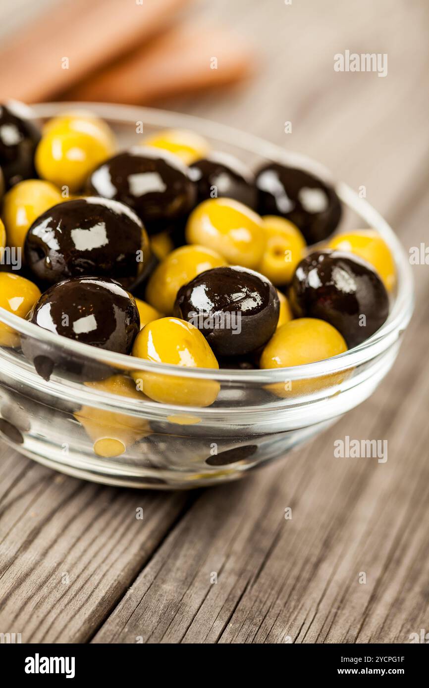 Olives sur une table en bois Banque D'Images